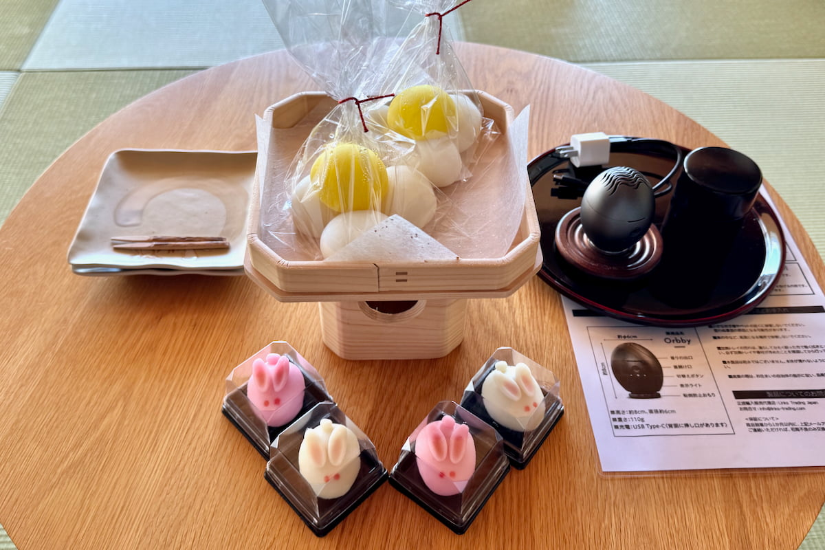 ウェルカムスイーツとして和菓子、お月見団子、狭山茶の香りを楽しめる茶香炉