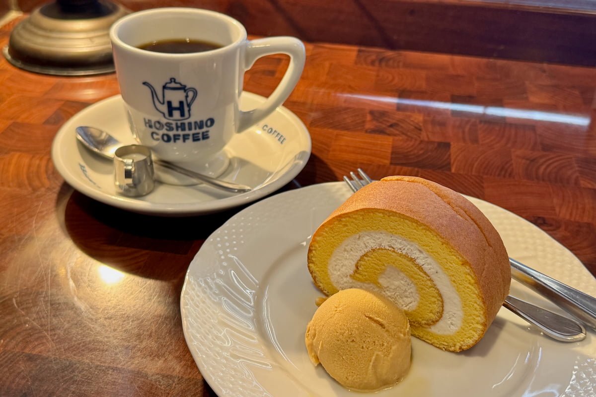 星乃ブレンドとたっぷりクリームの北海道ロールケーキキャラメルアイス添え