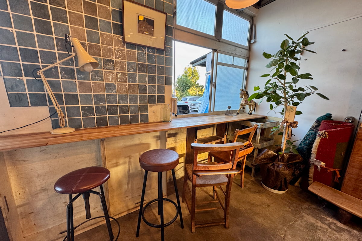 DIYで作り上げた店内。奥にはカウンタースペースも