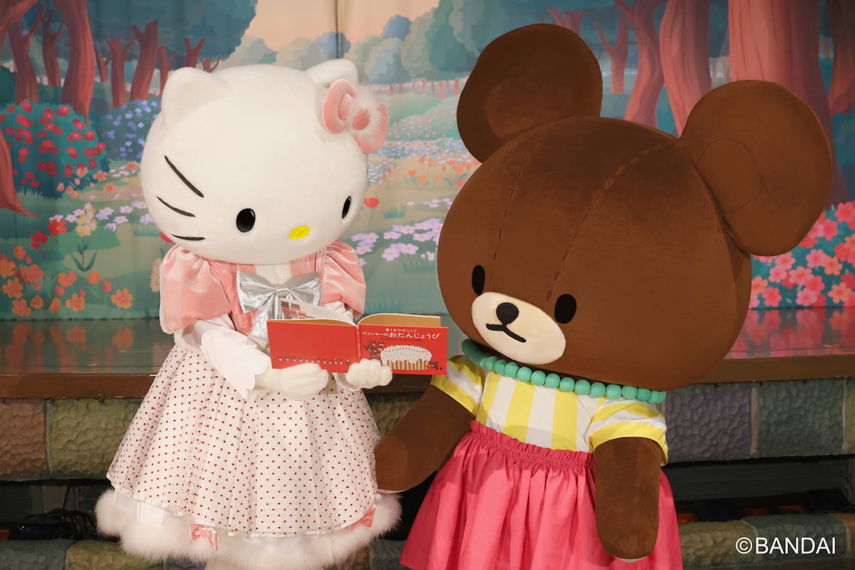 「くまのがっこう」公式YouTubeチャンネルで、ハローキティが同作品を読み聞かせる特別動画も