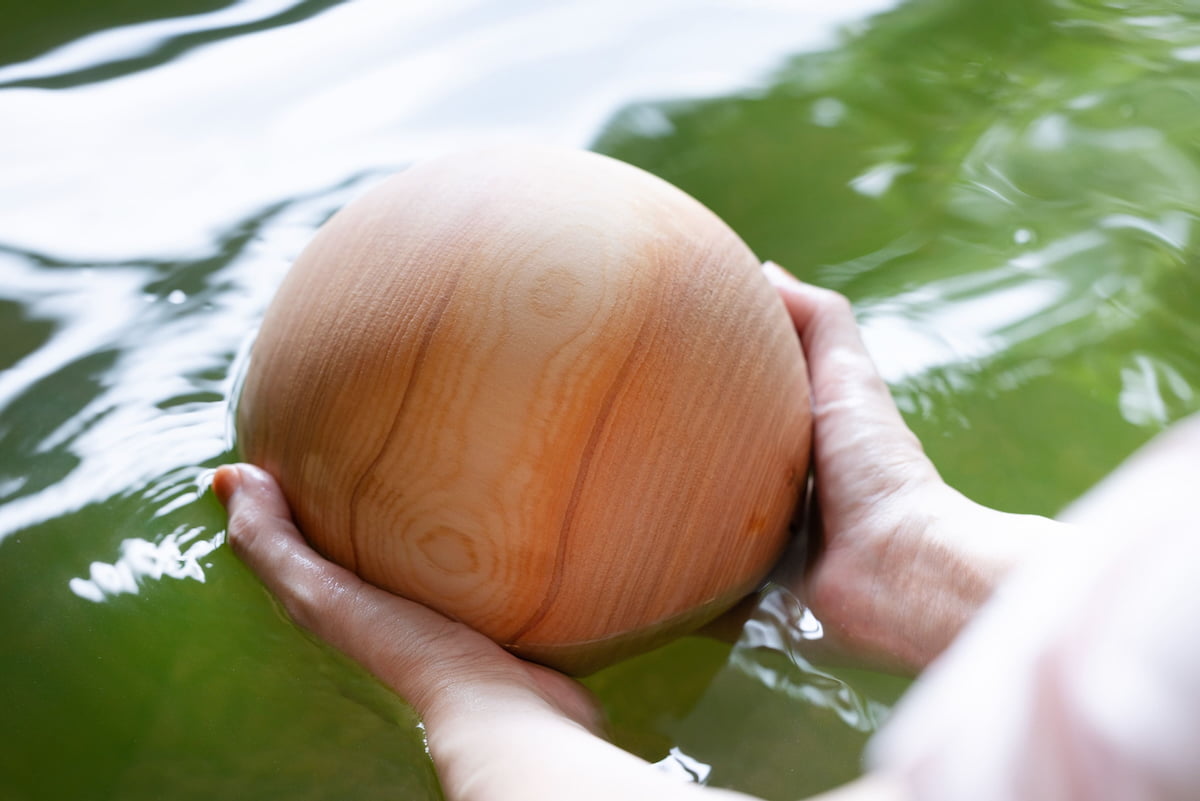 「掬水の月物語」の期間中は、大浴場に月をイメージしたひのき湯玉